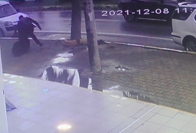 Öfkeli koca evi terk eden karısını sokak ortasında bıçakladı