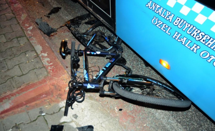 Otomobil önce bisiklete sonra duraktaki otobüse çarptı: 1 ölü, 2 yaralı