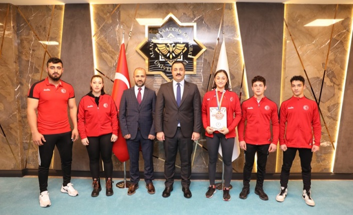 Rektör Kalan'dan Bilek Güreşi takımına tebrik