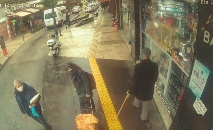 Sokakta yere yığılıp kalan yaşlı kadının eşi ne yapacağını bilemedi