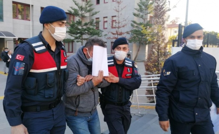 Tutuklanan uyuşturucu taciri, yüzünü tutuklama kararı belgesiyle kapattı