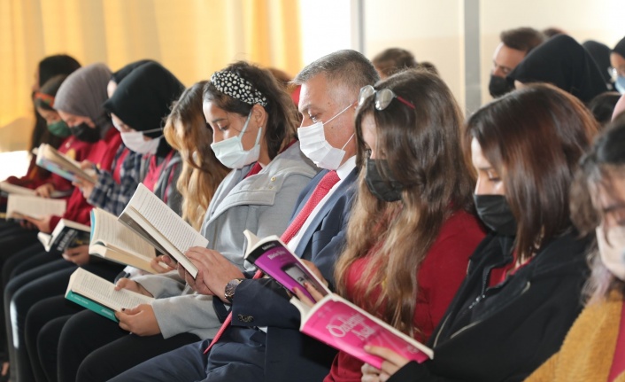 Vali Yazıcı, Alanya'da öğrencilerle birlikte kitap okudu