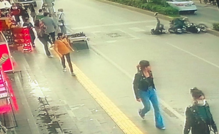 Yaya geçidinde motosikletin çarptığı hamile kadın yaralandı