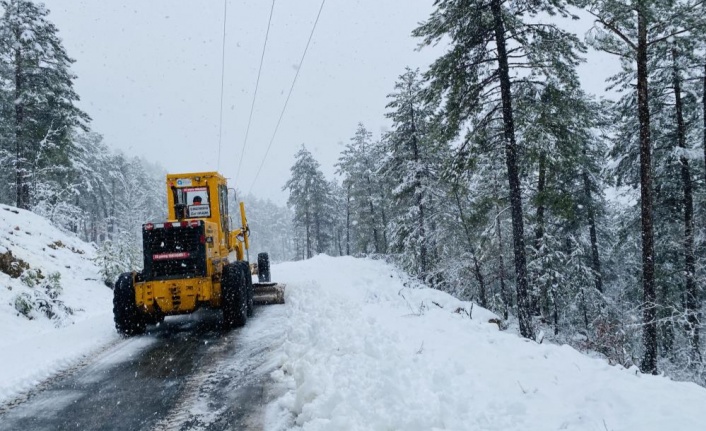 Alanya'nın yüksek kesimlerinde yollar karla kaplandı