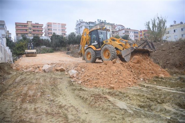 Alanya Belediyesi'nin yol açma çalışmaları sürüyor