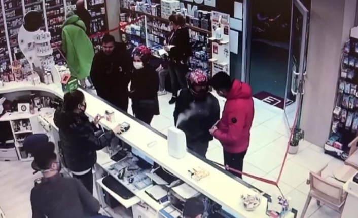 Alanya'da, 16 suç kayıtlı cezaevi firarisi kasklı girdiği eczanede JASAT personeline denk gelince baltayı taşa vurdu