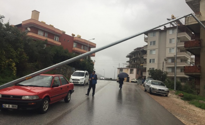 Alanya'da aydınlatma direği fırtınaya dayanamadı