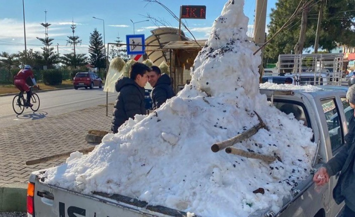 Alanya'da bir grup gençten arkadaşlarına kar sürprizi