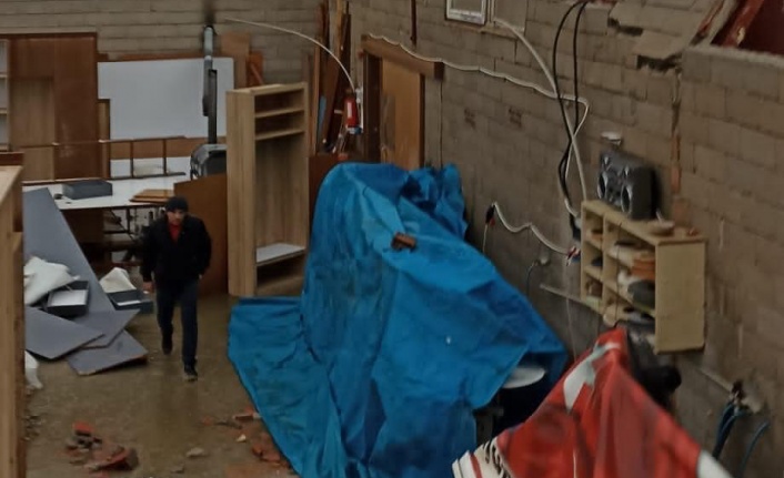 Alanya'da fırtına mobilya atölyesinin çatısını uçurdu