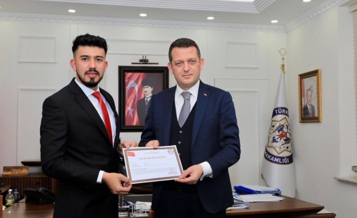 Alanya'da, girdiği eczanede cezai firarisini tek başına yakalayan JASAT personeline ödül