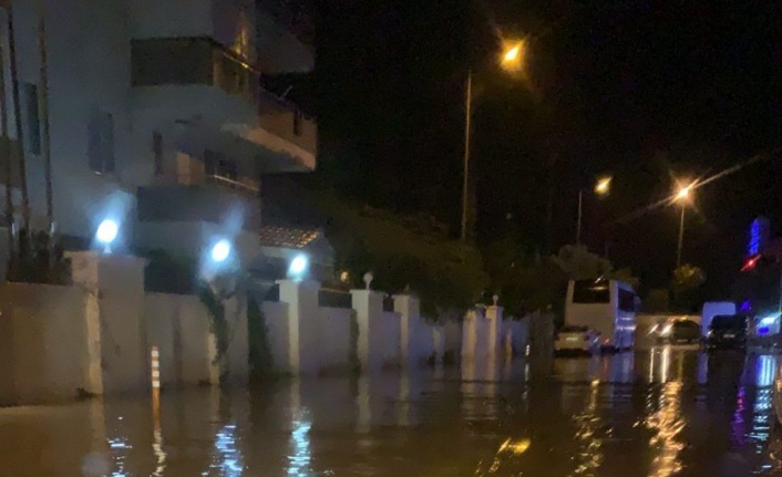 Alanya'da sağanak yağışın ardından siteyi su bastı