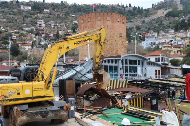 Alanya İskele’de kaçak yapılar yıkıldı
