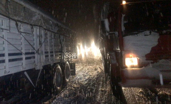 Alanya-Konya karayolunda kar yağışı sebebiyle tırların geçişine izin verilmiyor