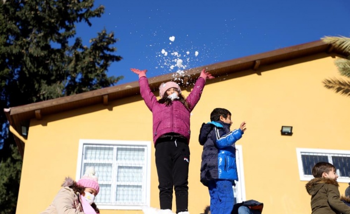 Alanya’da daha önce kar görmeyen çocuklara belediyeden 4 kamyon kar sürprizi