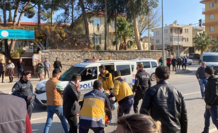 Ambulansla doğuma giden karısını motosikletle takip eden gence otomobil çarptı