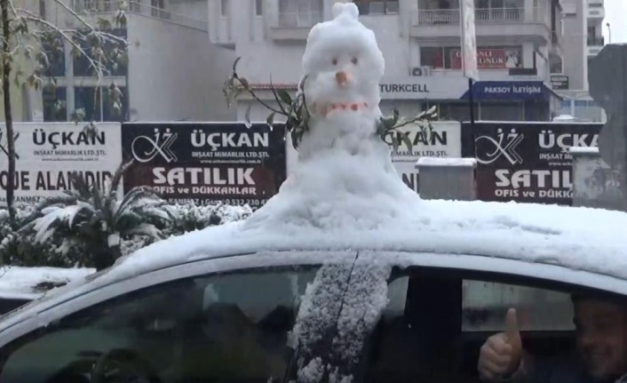Antalya'da vatandaşlar aracın üzerinde kardan adam ile şehir turu attı