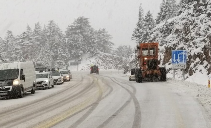 Antalya-Konya karayolunda ulaşım güçlükle sağlanıyor