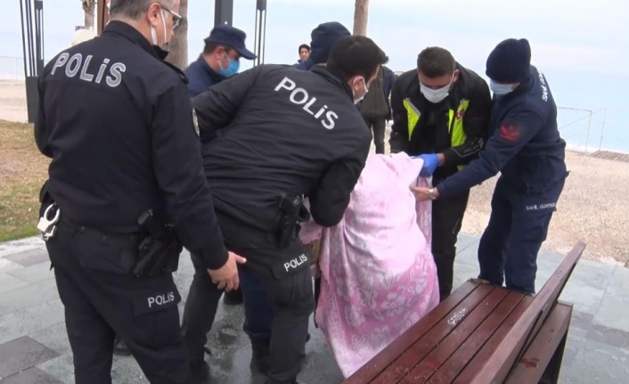 Antalya’da polisin denize girip, kurtarılınca kafasını yere vuran alkollü şahısla imtihanı