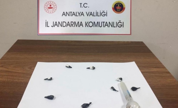 Antalya’dan Kemer’e uyuşturucu madde getirirken yakalandılar
