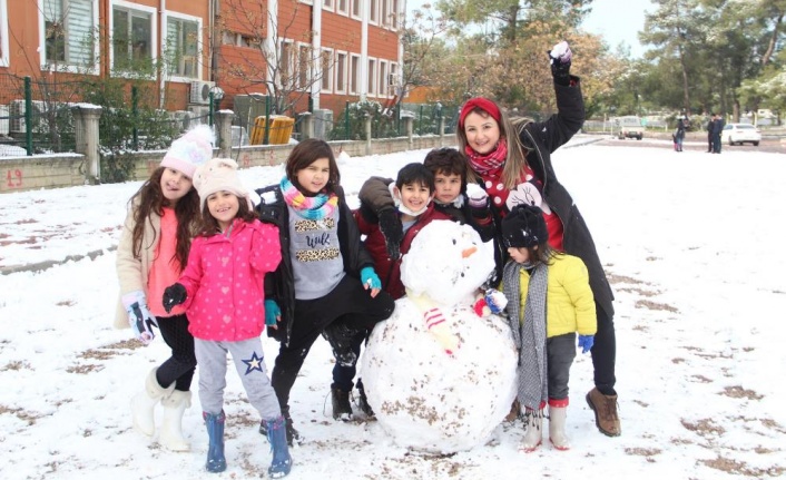 Antalya’ya 29 yıl sonra gelen kar sevinci
