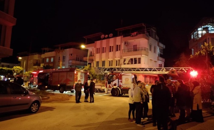Apartmanda çıkan yangın vatandaşları sokağa döktü