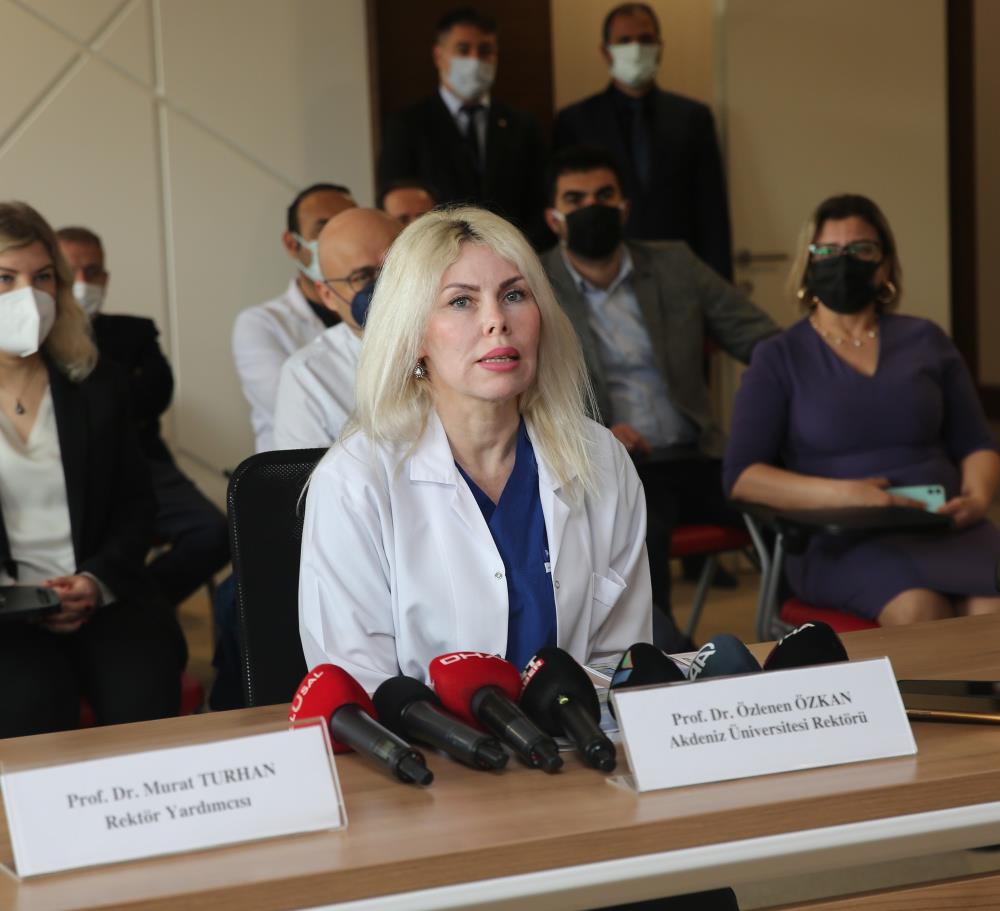 AÜ Rektörü Özkan, rahim nakli yapılan Alanyalı hastanın son durumunu açıkladı