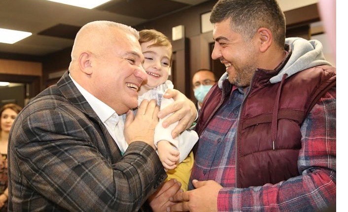 Başkan Şahin'e doğum gününde 'Ahmet Bebek' sürprizi