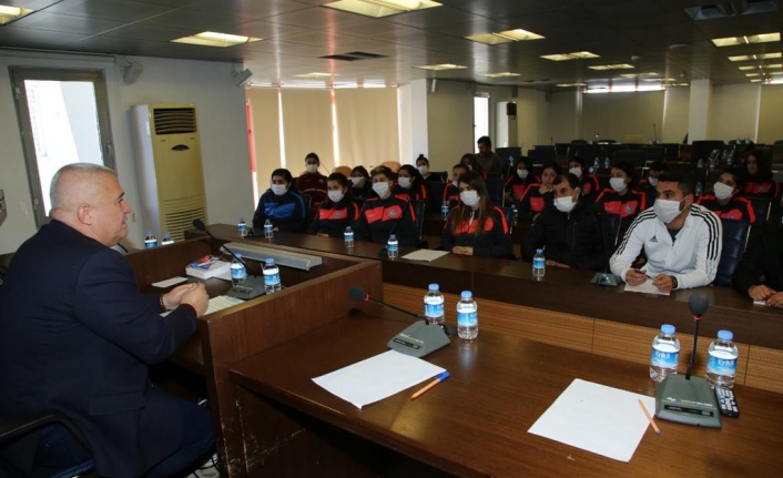 Başkan Şahin, Yüksekova Kadın Futbol Takımı'nı ağırladı