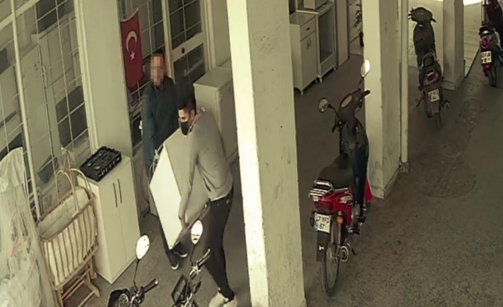 Böyle yüzsüz hırsız görülmedi, nakliyeci kiralayıp komşuya hamallık yaptırdı