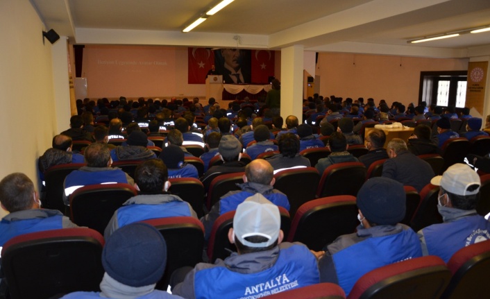 Büyükşehir Belediyesi, personeline iletişim semineri verdi
