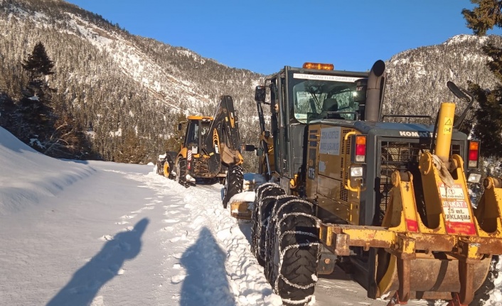 Büyükşehir’in kar mesaisi zorlu şartlar altında sürüyor