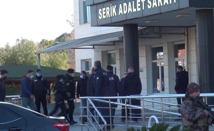 Emlak zengini kadının cinayet şüphelisi 6 şahıs, adliyeye çıkartıldı