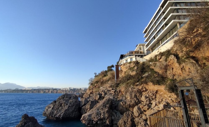 Falezlerde yükselen 6 katlı binanın yıkım hikayesi yılan hikayesine döndü