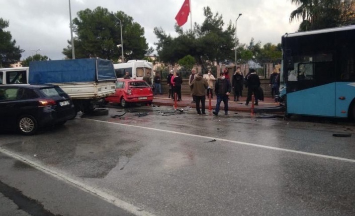 Freni patlayan şehiriçi yolcu otobüs kontrolden çıkıp 9 araca çarptı: 5 yaralı