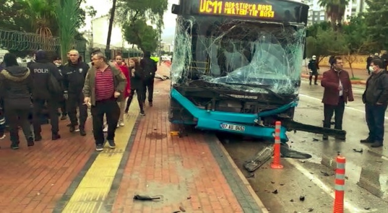 Freni patlayan şehiriçi yolcu otobüsü kontrolden çıktı: 5 yaralı