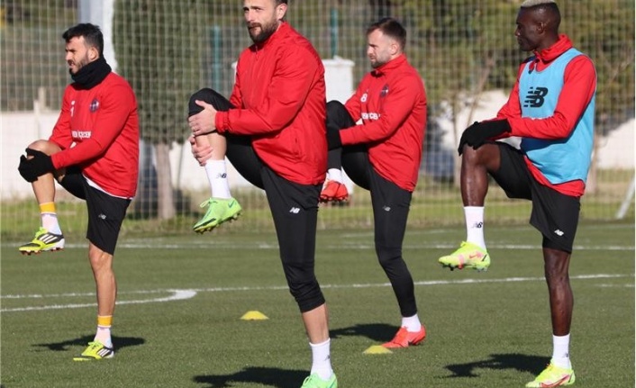 FT Antalyaspor'da Beşiktaş mesaisi çift antrenmanla devam etti