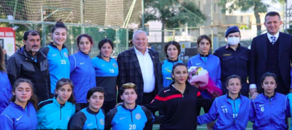 Kadın futbolcuları ziyaret ettiler