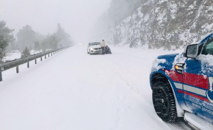 Karda mahsur kalan 14 araç ve 32 vatandaş jandarma tarafından kurtarıldı