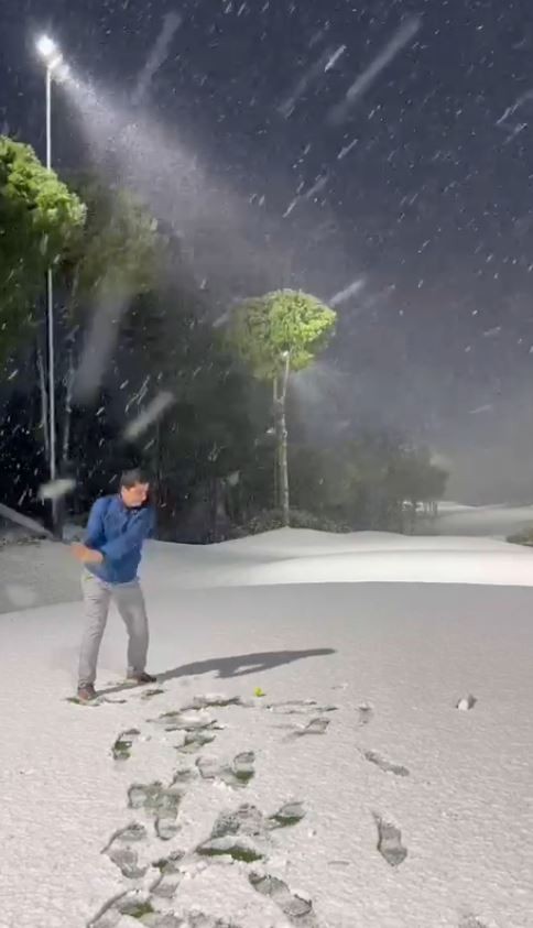 Karla kaplı sahada golf oynadı