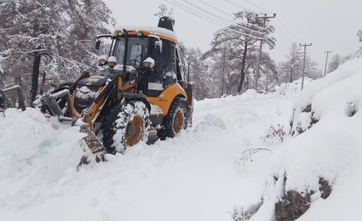 Kırsalda karla mücadele çalışması sürüyor 