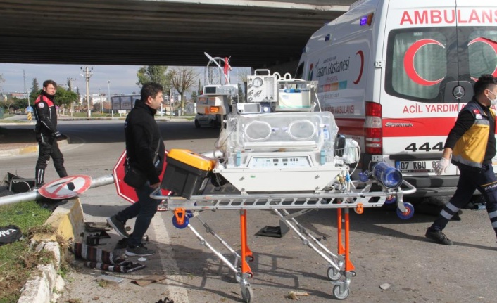 Kontrolden çıkan otomobil ortalığı savaş alanına çevirdi, yaralının yardımına bebek almaya giden sağlık ekipleri yetişti