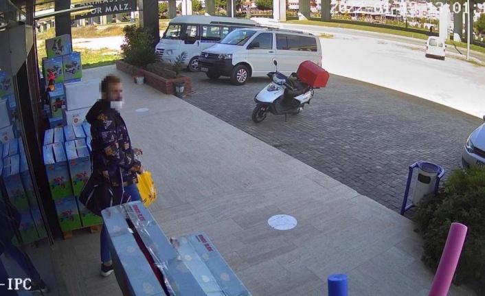 Mağazanın üst katından çaldığı ürünü alt katta iade edip parasını aldı