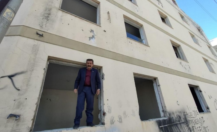 Mahallelinin FETÖ'den kalan 3 katlı, 2 bloklu metruk yurt isyanı