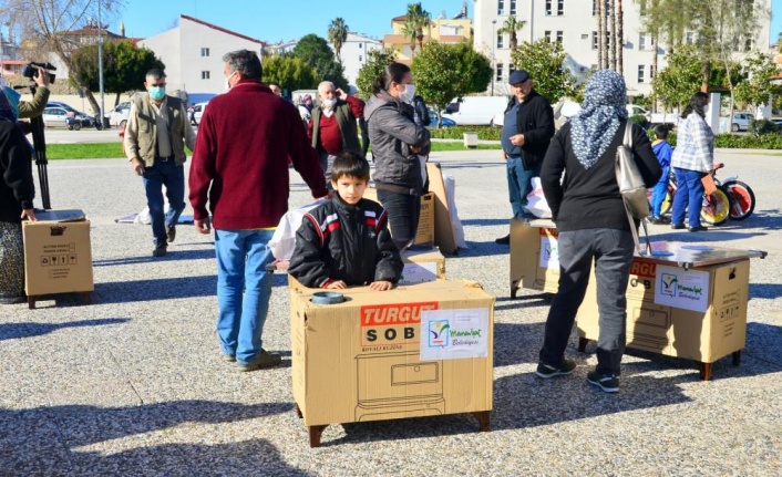 Manavgat Belediyesi’nden yangınzedelere soba ve bisiklet desteği