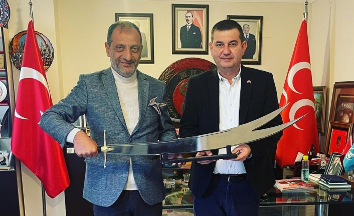 MHP İlçe Başkanı Türkdoğan'a kılıç hediyesi