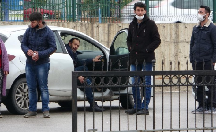 Motosiklet tutkunu genç kazada hayatını kaybetti, acılı baba cenazenin alınmasını araçtan izleyebildi