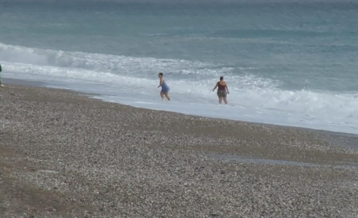 Sabah lapa lapa kar yağdı, öğle güneşi gören deniz ve dalga keyfi yaptı