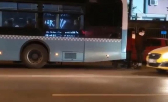 Şoföre kızan patenli gençler, halk otobüsünün camını patlattı