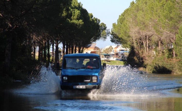Su kaplı yolda sürücülerin zor anları