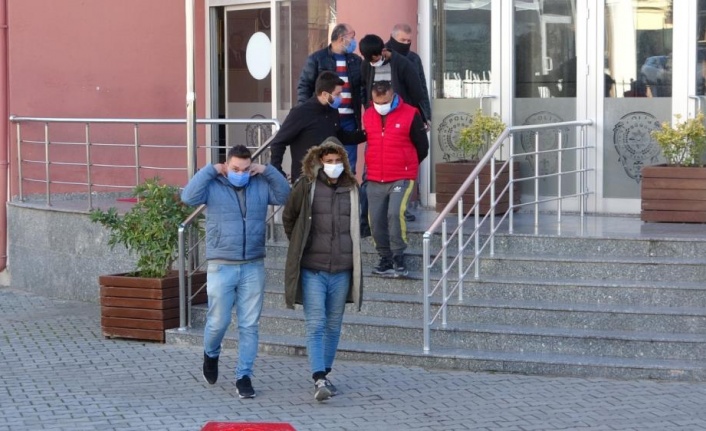 Suç makinesi hırsızlar, polis aracına çarpınca yakayı ele verdi